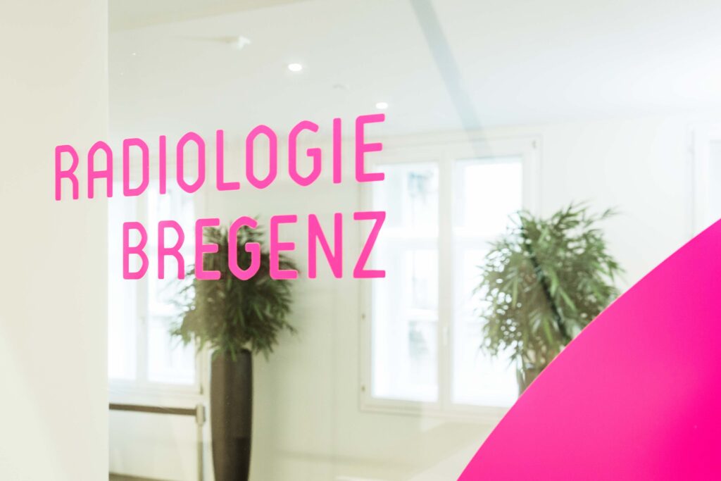 Schriftzug der Radiologie Bregenz auf einem Fenster.