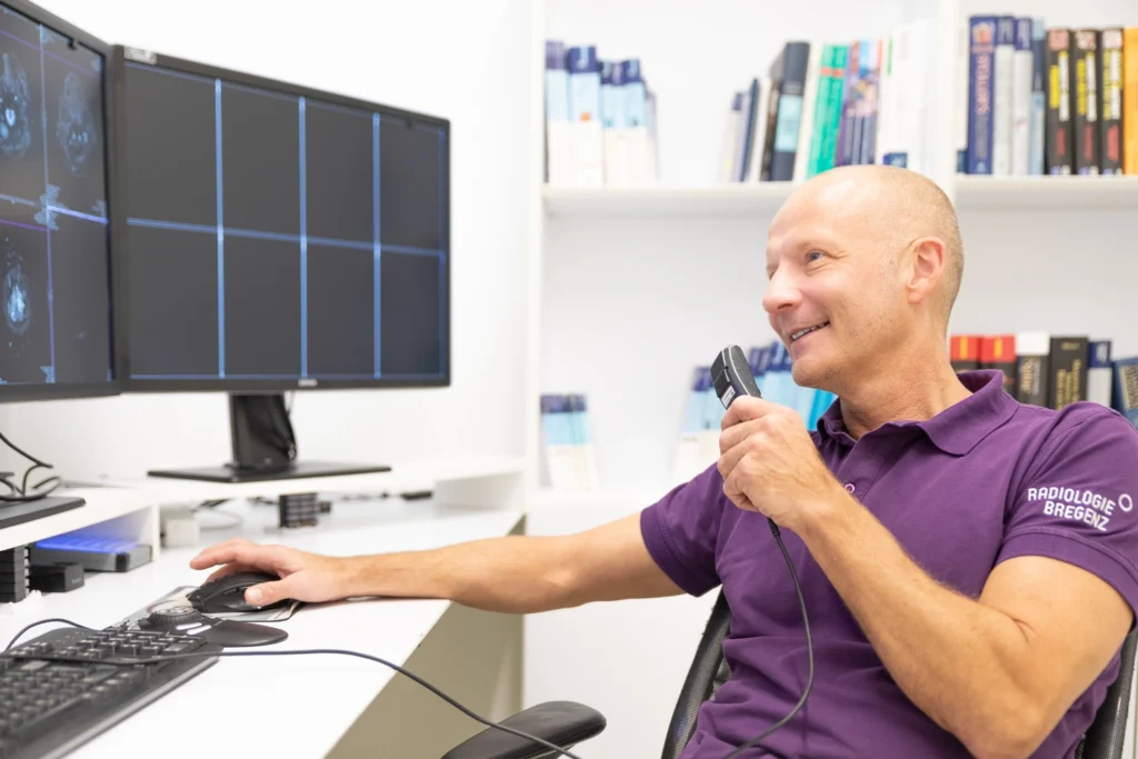 Dr. Matthias Dietlein diktiert einen Befund.